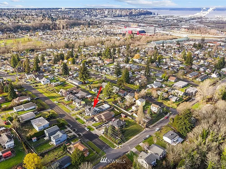 Ideally located in a quiet residential neighborhood just minutes from Downtown Tacoma, I-5, JBLM, shopping, dining, and everyday conveniences.