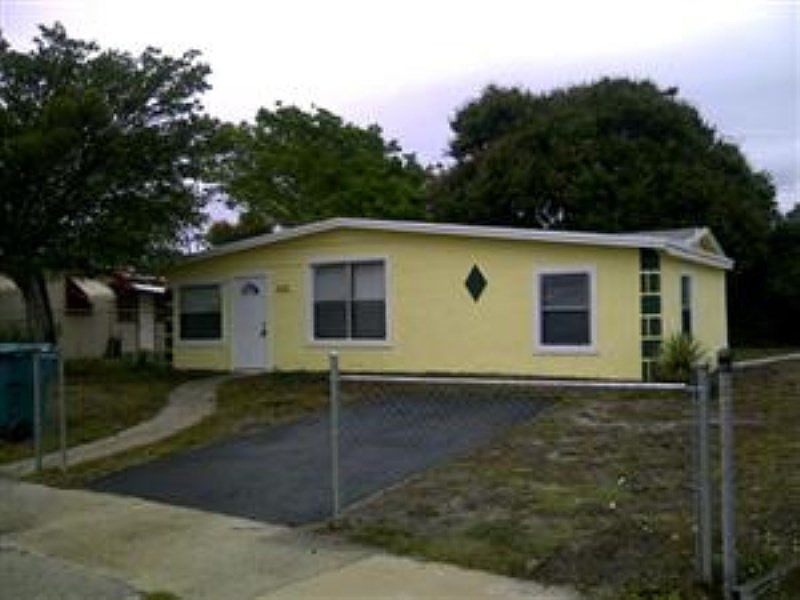 1st image of 421 NE 28th Ct