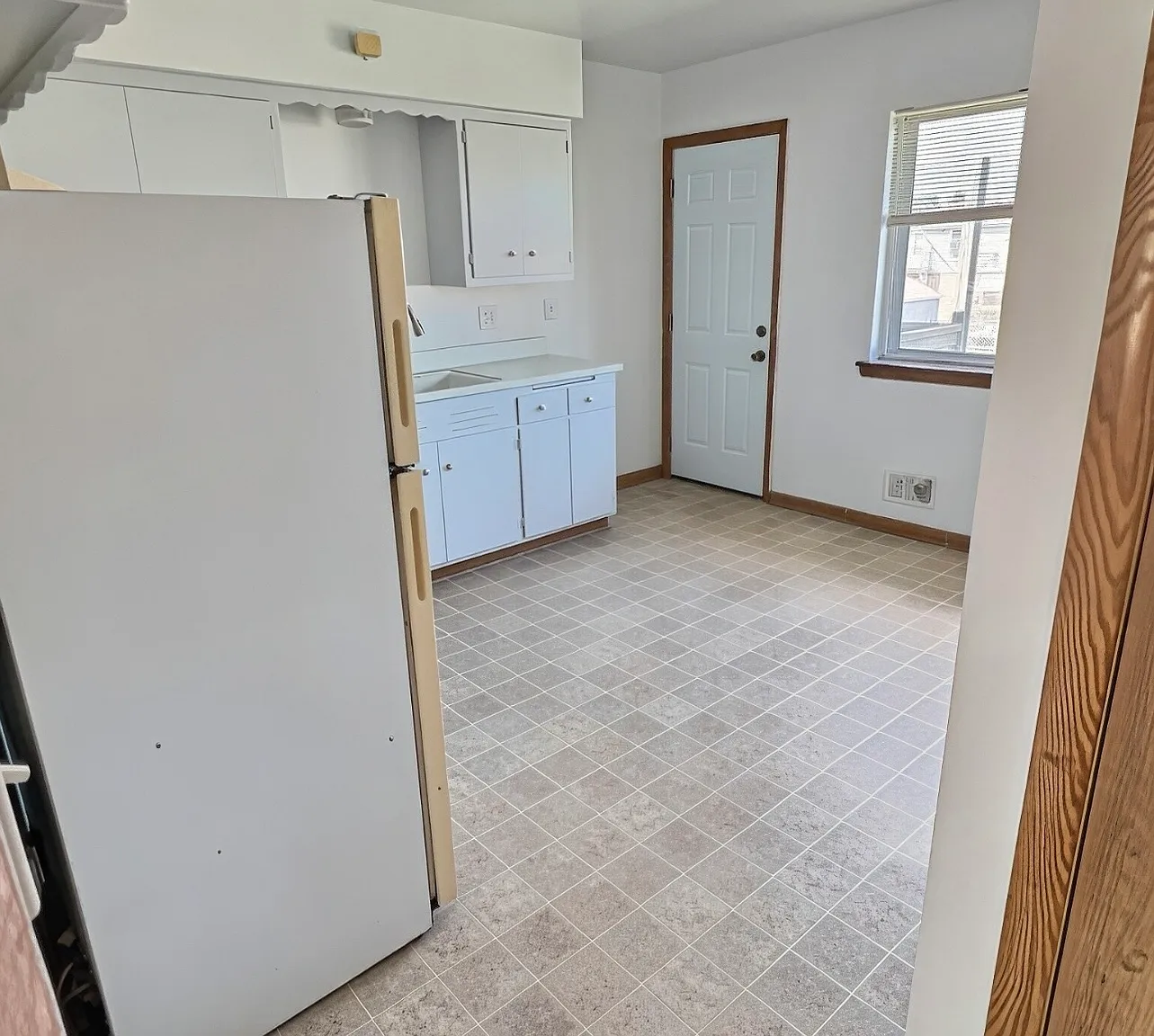 2424 W Howard Ave — Photo 3