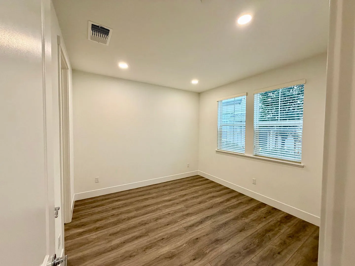 Pristine Silicon Valley New Build! — Photo 4