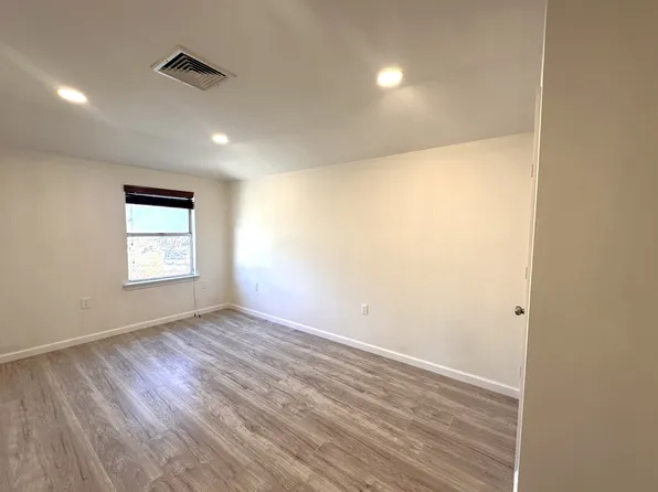 19-15 Clintonville Street image 8 of 17