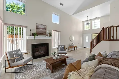 3 bed, 2.5 bath, 2023 sqft, $2,750 — Photo 3