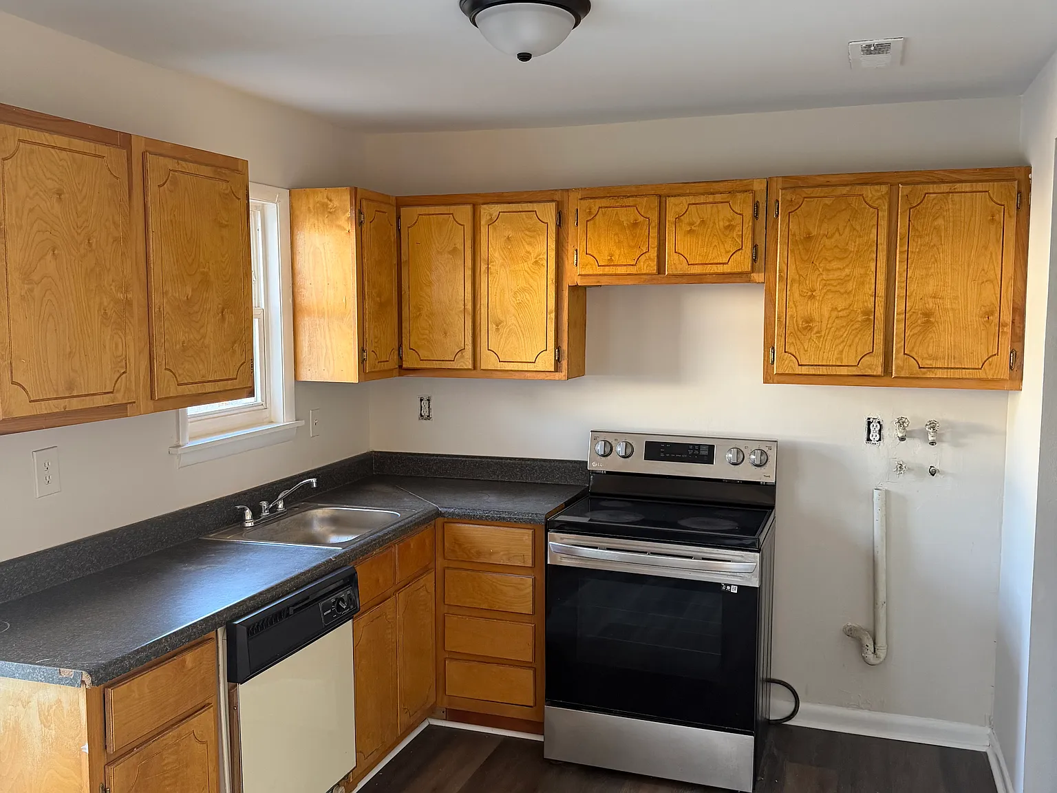 3 bed, 1.5 bath, 1026 sqft, $1,895 — Photo 2