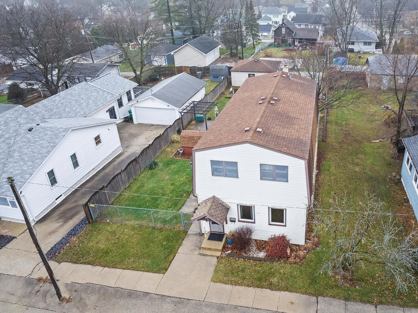 704 Ledochowski St photo 1