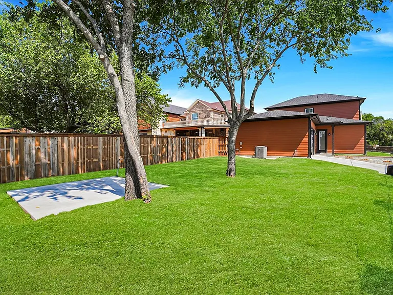 8924 Dunlap Dr — Photo 30
