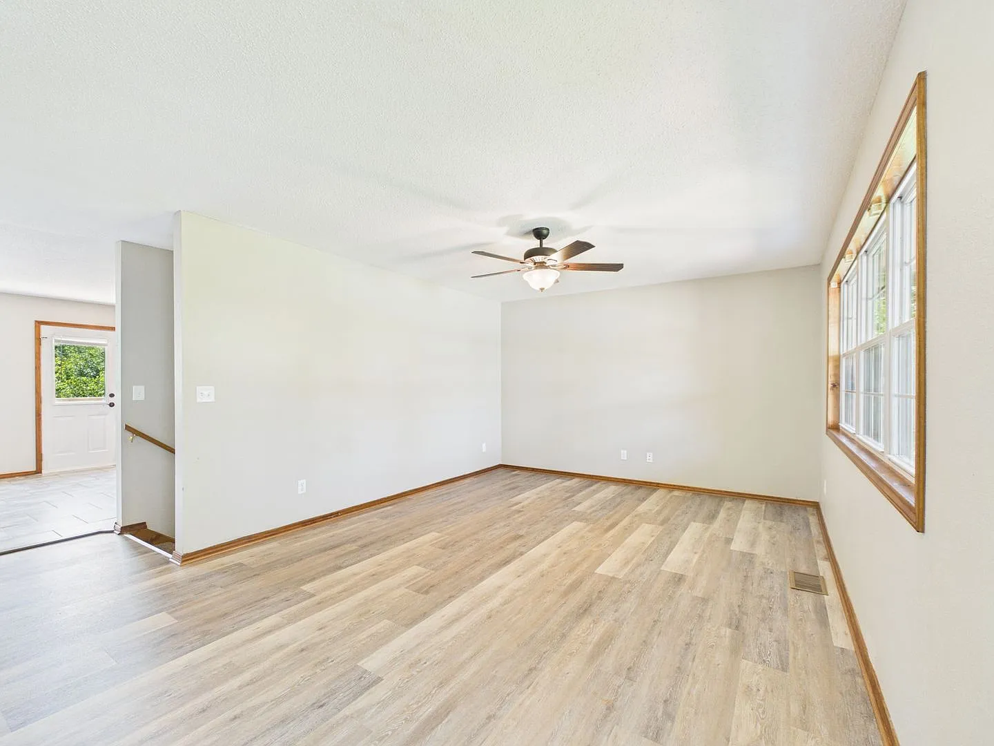 Short Term Lease Only - 4 Bed 2.5 Bath W/ Fenced Yard — Photo 2