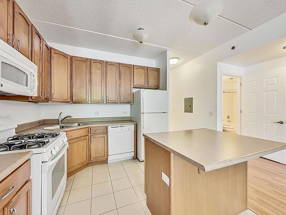 3rd image of 2335 W Belle Plaine Ave APT 108