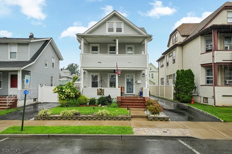 4 bed, 1.0 bath, $2,900 — Photo 1