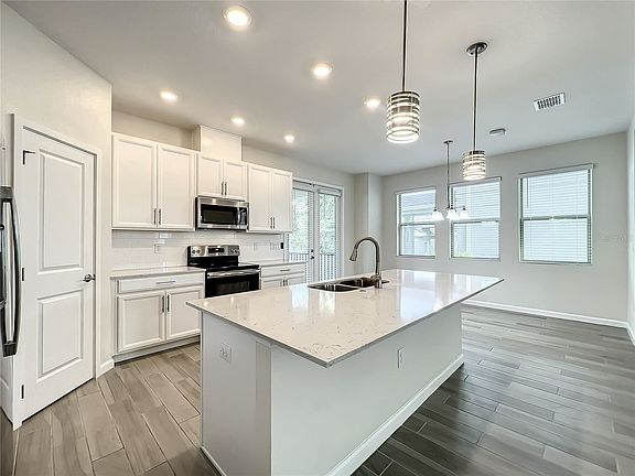 3rd image of 218 Wooded Vine Dr