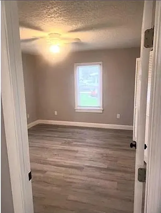 Spacious newly renovated 3 bed 1 bath home for rent. — Photo 2