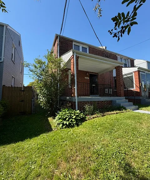 639 Emerson St NE — Photo 1