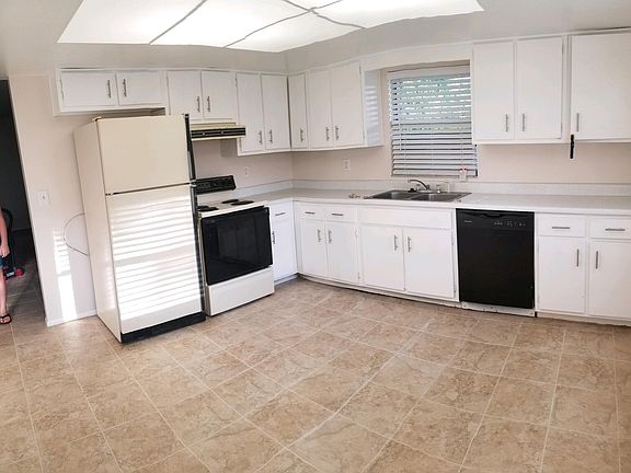 3rd image of 1202 Forest Hill Dr