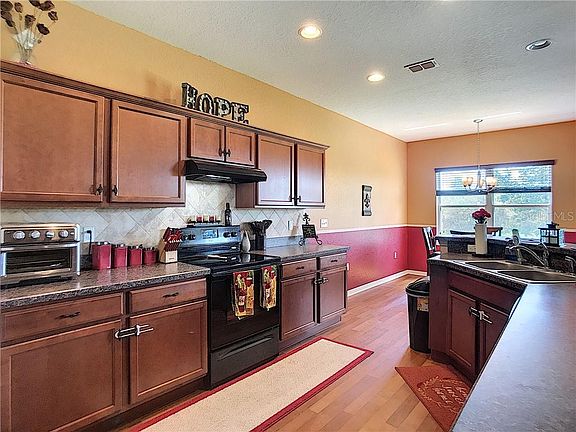 3rd image of 622 Highland Meadows Ave