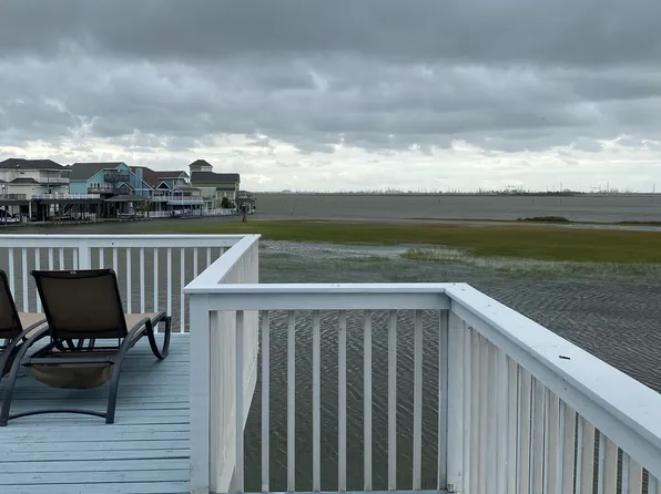 944 Tiki Dr, Tiki Island, TX 77554