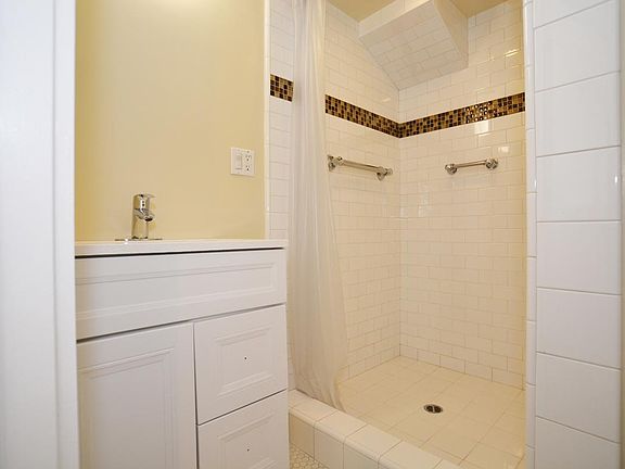 3rd image of 2883 Bush St #A