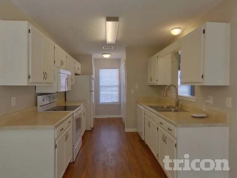 127 Wenlock Cir — Photo 5