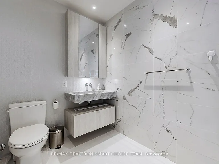 11 Yorkville Ave #5002 — Photo 32