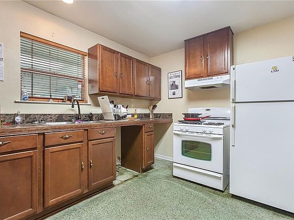 3rd image of 1719 Mendez St