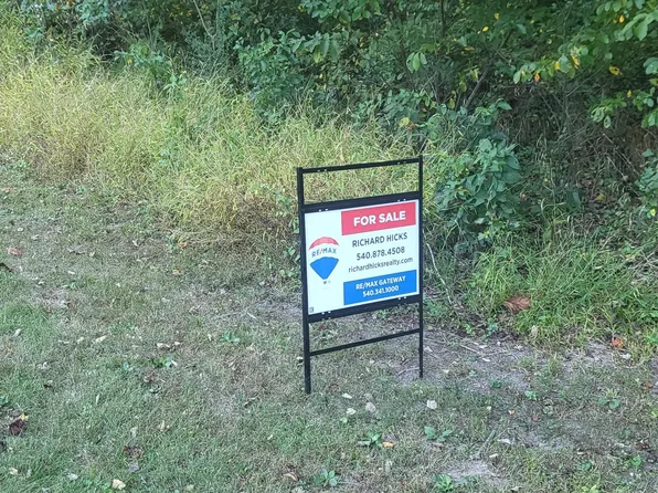 835 N Lakeshore Dr, Louisa, VA 23093