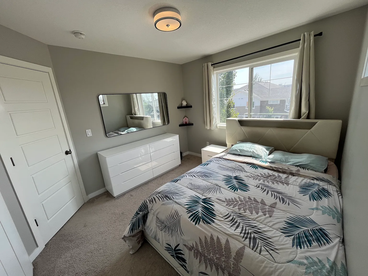 3 bed, 1000 sqft, $2,100 — Photo 3