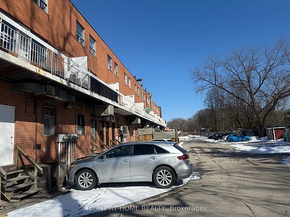 2nd image of 1852 Lakeshore Rd W #2