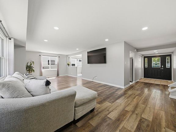 4th image of 790 Evergreen Ln