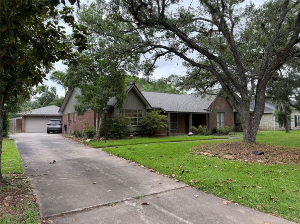 126 Catalpa St, Lake Jackson, TX 77566