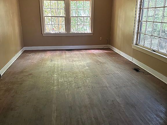 3rd image of 913 W Calhoun