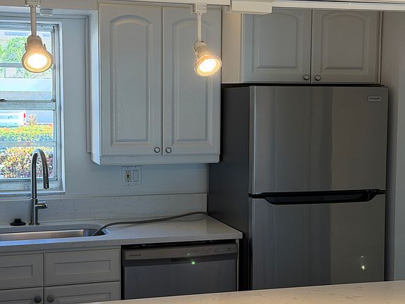 4th image of 7420 Bay Island Dr S