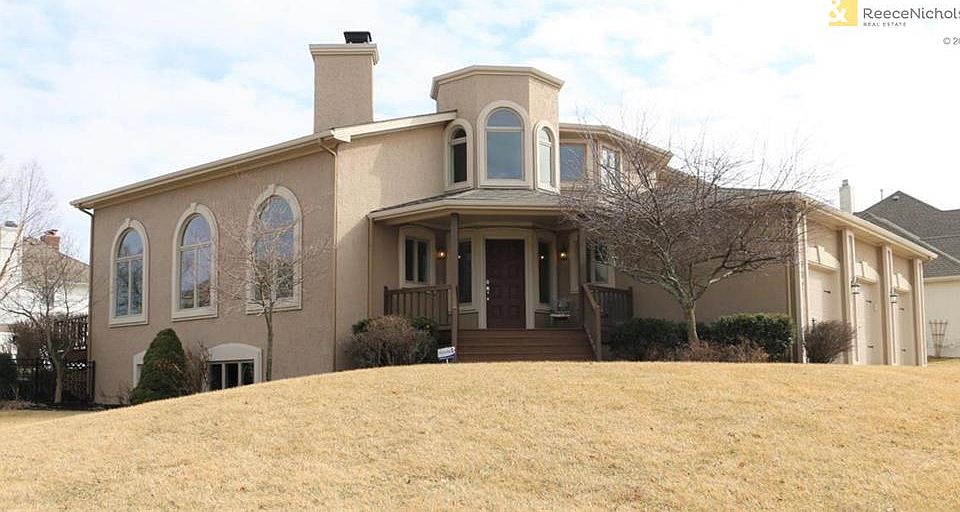 It will be love at first sight from the front door.  You don't just want to drive by this one and miss 4,000 sq. ft. of living and entering.  Windows and soaring ceilings make this house a family home.