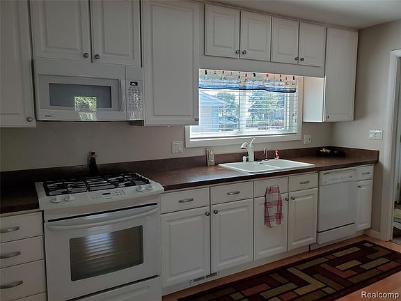 3rd image of 37450 Lakeville St
