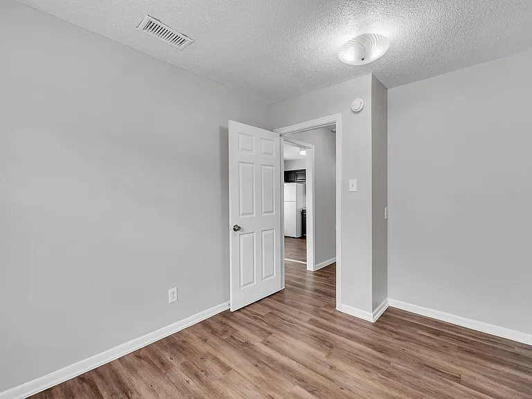 203 W Avenue G — Photo 6