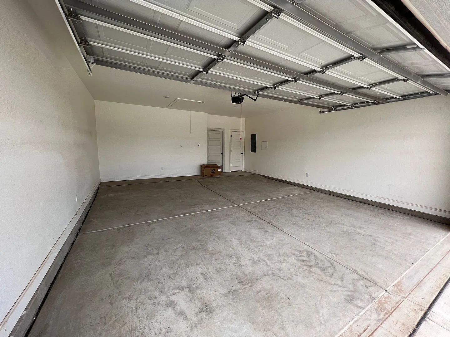 Beautiful 4 bed 2 bath home in Frenship! — Photo 3