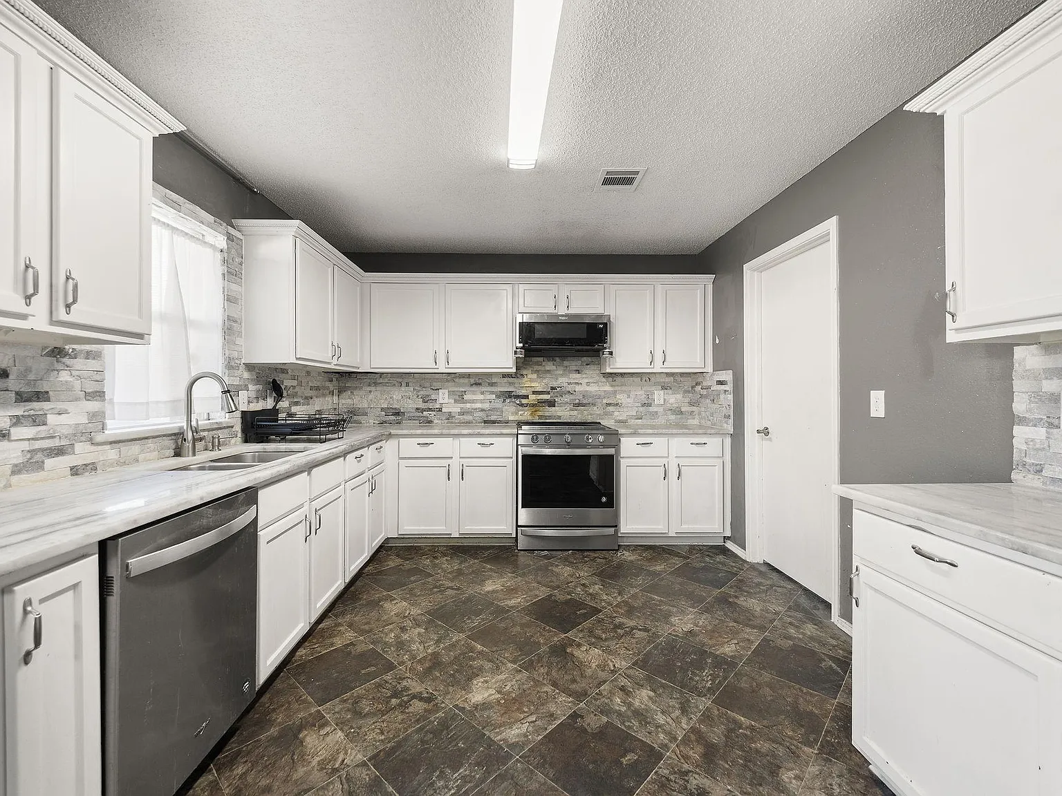 4 bed, 2.0 bath, 2313 sqft, $866 — Photo 2