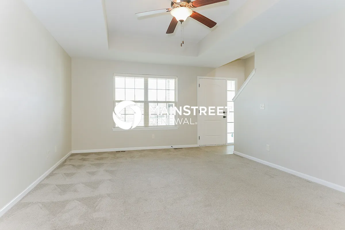 Living Room - 515 S Poplar St