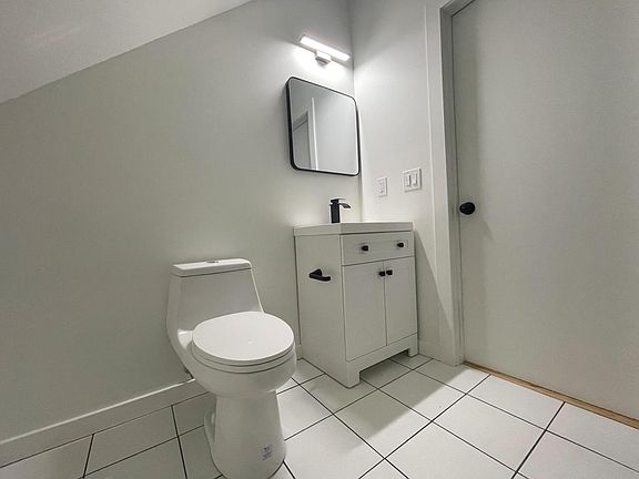 5th image of 2082 Robin St