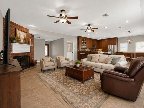 3rd image of 7303 Oak Bluff Dr