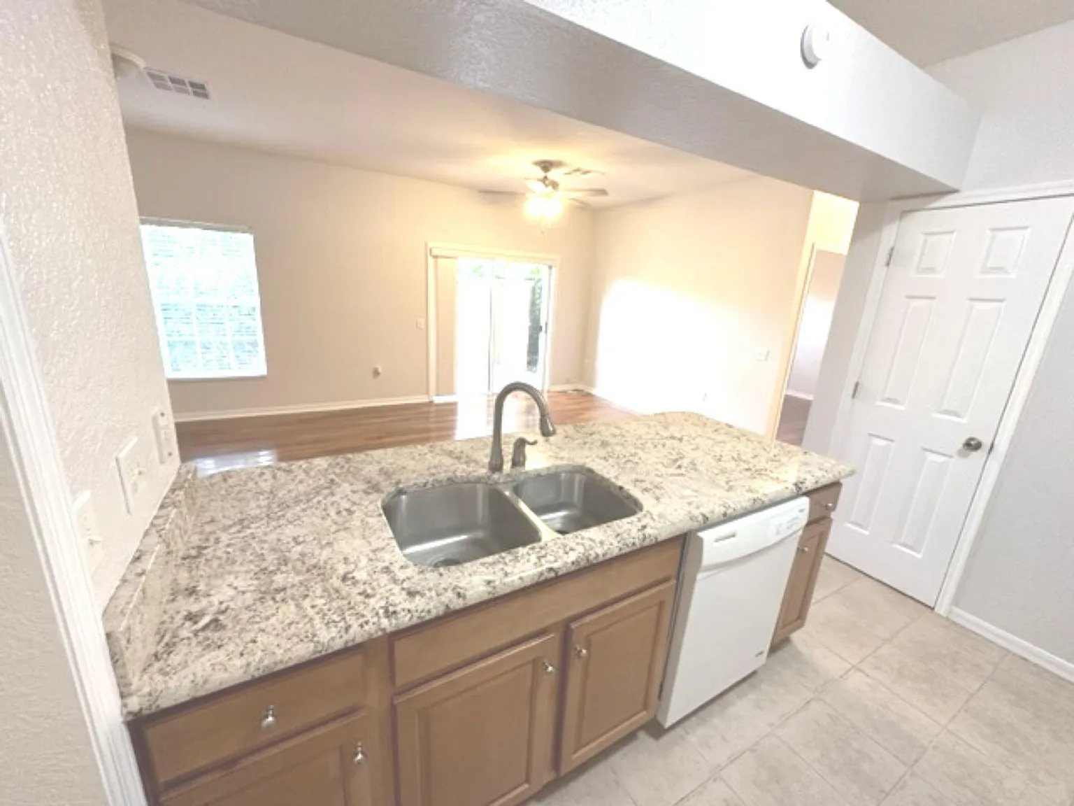 2 bed, 1017 sqft, $1,700 — Photo 4