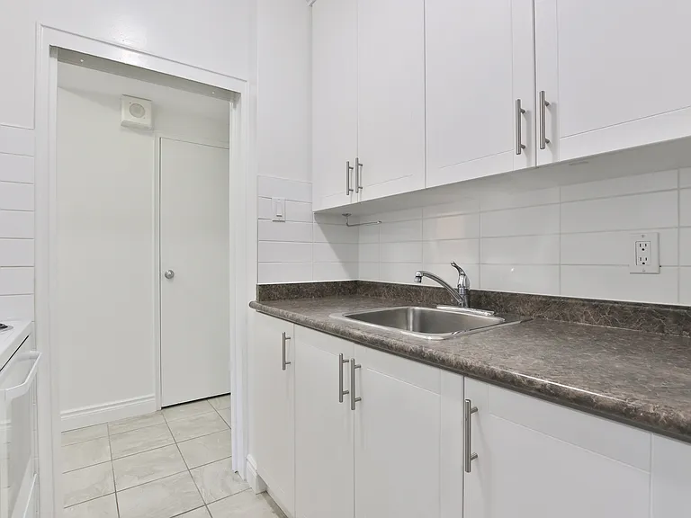 494 Avenue Rd #B — Photo 14