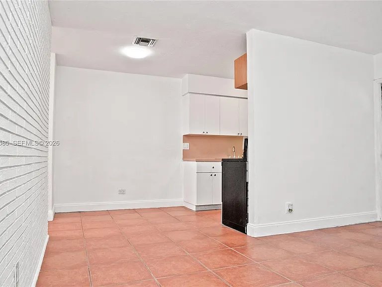304 SE 9th Ct #6 — Photo 9