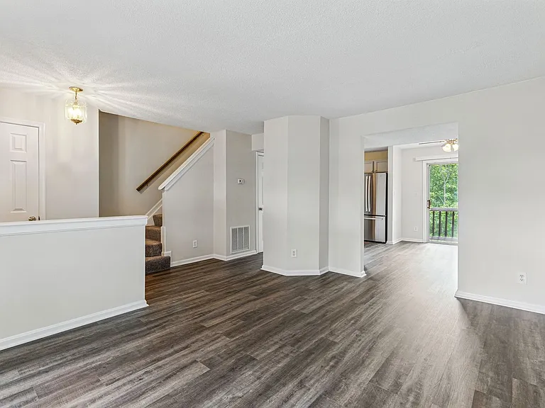 505 Knollwood Ct — Photo 5