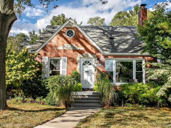 26725 Humber St, Huntington Woods, MI 48070