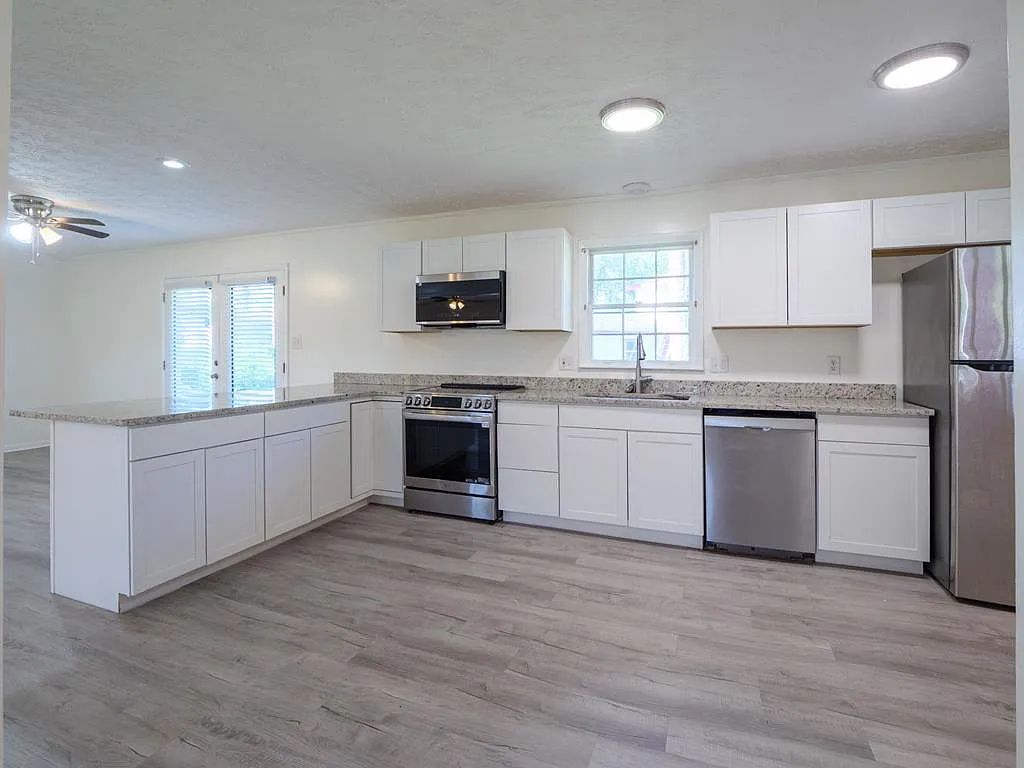 3 bed, 2.0 bath, 1438 sqft, $1,900 — Photo 4