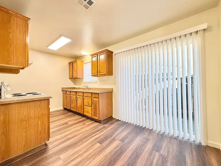 467 Lynette Pl — Photo 2