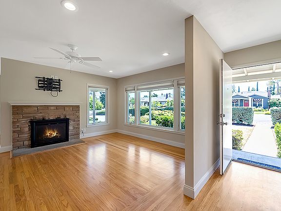 3rd image of 595 Chapman Dr