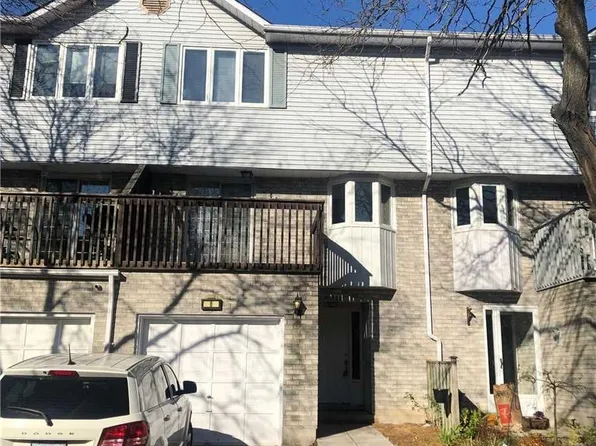 2295 Marine Dr #8, Oakville, ON L6L 1C2