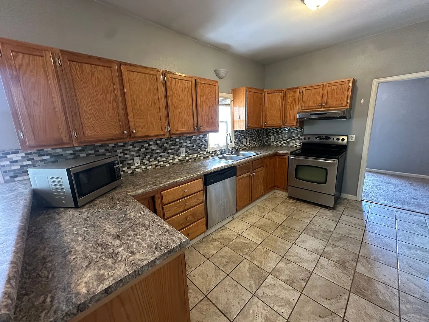 Updated 3-bed 1-bath upper home in Sunnyside with clean finishes and a fresh contemporary feel! (... — Photo 4