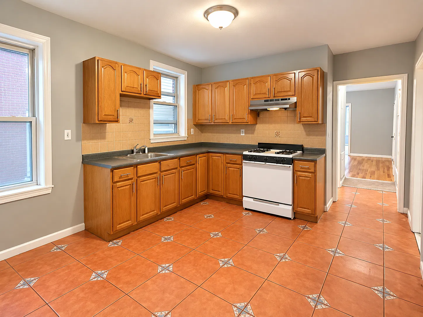 3 bed, 1.0 bath, 800 sqft, $2,050 — Photo 1