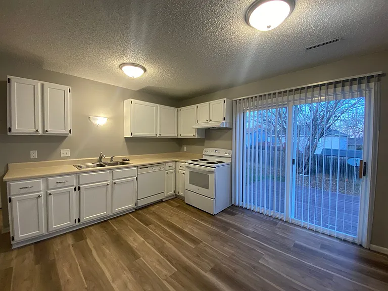 2120 E Caulder Ave — Photo 5