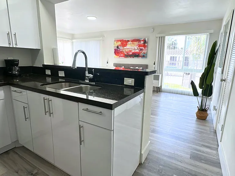 412 Sunset Dr #8 — Photo 3